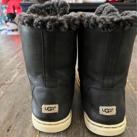 UGG WOMEN\'S BLACK CROFT LUXE QUILT SHOES  SIZE -6